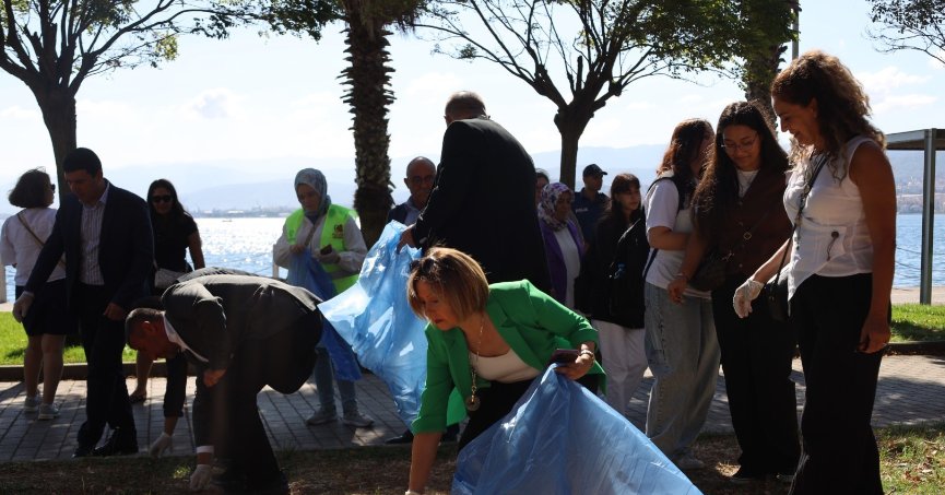 Daha temiz bir çevre için çöp topladılar;