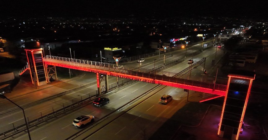 Üst geçitler, kadına şiddete karşı “turuncu” renkle aydınlatıldı;