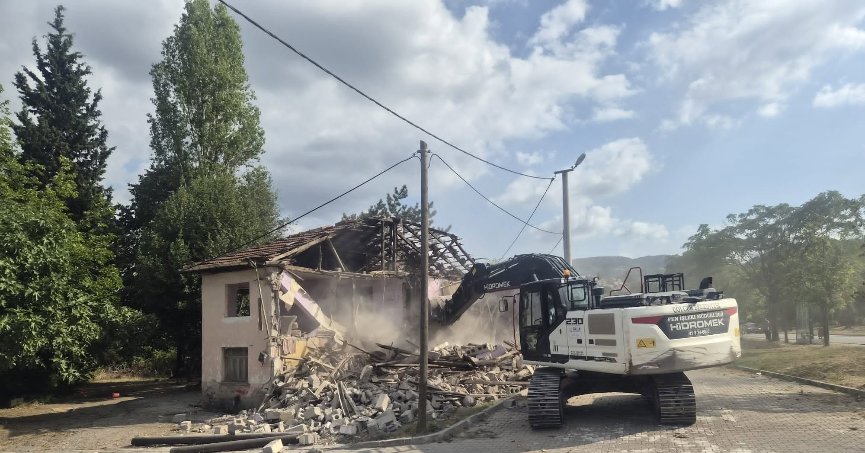 Gölcük Belediyesi Riskli Metruk Binaları Yıkmaya Devam Ediyor