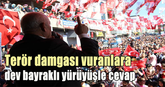 Terör damgası vuranlara dev bayraklı yürüyüşle cevap