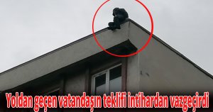 6 katlı binanın tepesine çıktı