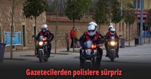Gazetecilerden polislere sürpriz