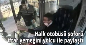 Halk otobüsü şoförü iftar yemeğini yolcu ile paylaştı