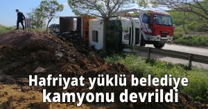 Hafriyat yüklü belediye kamyonu devrildi
