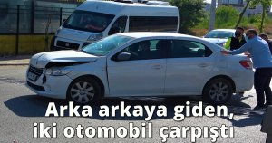 Arka arkaya giden iki otomobil çarpıştı
