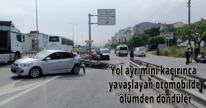 Yol ayrımını kaçırınca yavaşlayan otomobilde ölümden döndüler