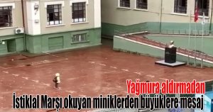 Yağmura aldırmadan İstiklal Marşı okuyan miniklerden büyüklere mesaj