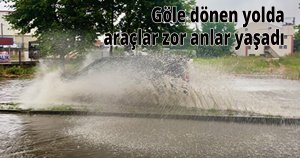 Göle dönen yolda araçlar zor anlar yaşadı