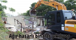 Ağır hasarlı binalar yıkılıyor