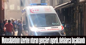 Motosikletinin üzerine oturan gençleri uyardı, defalarca bıçaklandı