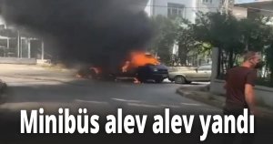 Park halindeki otomobile çarpan minibüs alev alev yandı