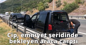 Cip emniyet şeridinde bekleyen araca çarptı