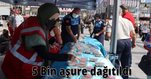 İzmit Belediyesi, kentin dört bir yanında vatandaşlara aşure dağıttı