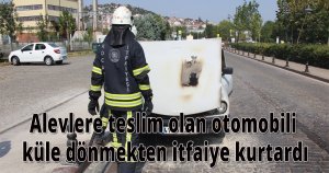 Alevlere teslim olan otomobili küle dönmekten itfaiye kurtardı