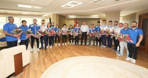 Başkan Büyükakın, şampiyon sporcularını ağırladı