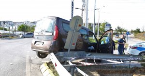 Bariyerin üzerinde asılı kaldı