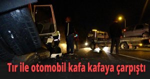 Tır ile otomobil kafa kafaya çarpıştı