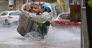 Yağmura hazırlıksız yakalanan vatandaşlar zor anlar yaşadı