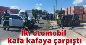 İki otomobil kafa kafaya çarpıştı