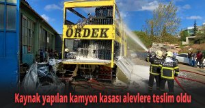 Kaynak yapılan kamyon kasası alevlere teslim oldu