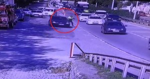 Trafik polisi kaçmak isteyen otomobilin kapısında böyle sürüklendi