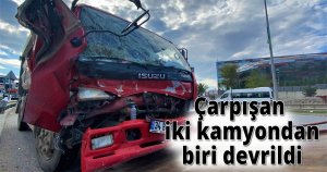 Çarpışan iki kamyondan biri devrildi