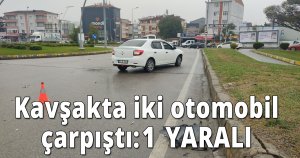 Kavşakta iki otomobil çarpıştı