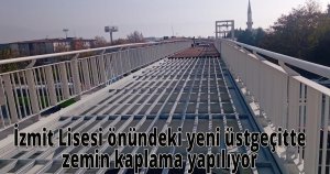  İzmit Lisesi önündeki yeni üstgeçitte zemin kaplama yapılıyor