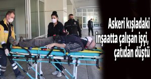 Kışladaki inşaatın çatısından düştü