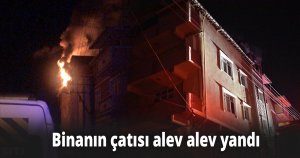 Binanın çatısı alev alev yandı