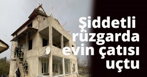  Şiddetli rüzgarda evin çatısı uçtu