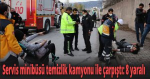 Servis minibüsü temizlik kamyonu ile çarpıştı