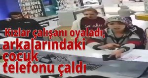  Kızlar çalışanı oyaladı,arkalarındaki çocuk telefonu çaldı