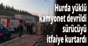 Hurda yüklü kamyonet devrildi