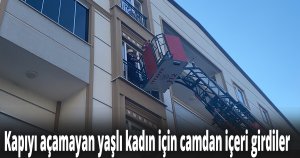 Kapıyı açamayan yaşlı kadın için camdan içeri girdiler