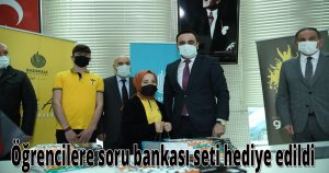Üniversite sınavına hazırlanan öğrencilere soru bankası seti hediye edildi