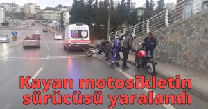 Islak zeminde kayan motosikletin sürücüsü yaralandı