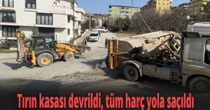 Tırın kasası devrildi, tüm harç yola saçıldı
