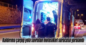 Kaldırıma çarpıp yola savrulan motosiklet sürücüsü yaralandı