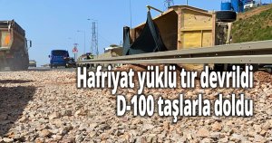 Hafriyat yüklü tır devrildi, D-100 taşlarla doldu