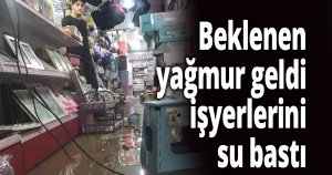 Beklenen yağmur geldi, işyerlerini su bastı