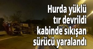 Hurda yüklü tır devrildi