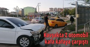 Kavşakta 2 otomobil kafa kafaya çarpıştı