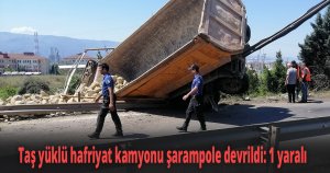 TEM'de taş yüklü hafriyat kamyonu önce bariyerlere çarptı, sonra şarampole devrildi