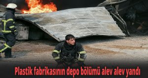 Plastik fabrikasının depo bölümü alev alev yandı