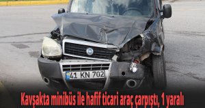 Kavşakta minibüs ile hafif ticari araç çarpıştı
