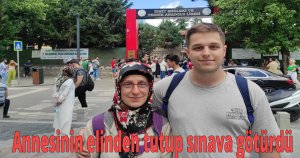 Annesinin elinden tutup sınava götürdü