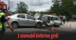 3 otomobil çarpıştı, sıkışan yaralıları itfaiye ekipleri çıkardı