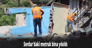 Serdar'daki metruk bina yıkıldı