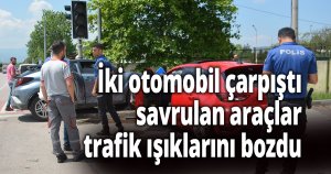 İki otomobil çarpıştı, savrulan araçlar trafik ışıklarını bozdu